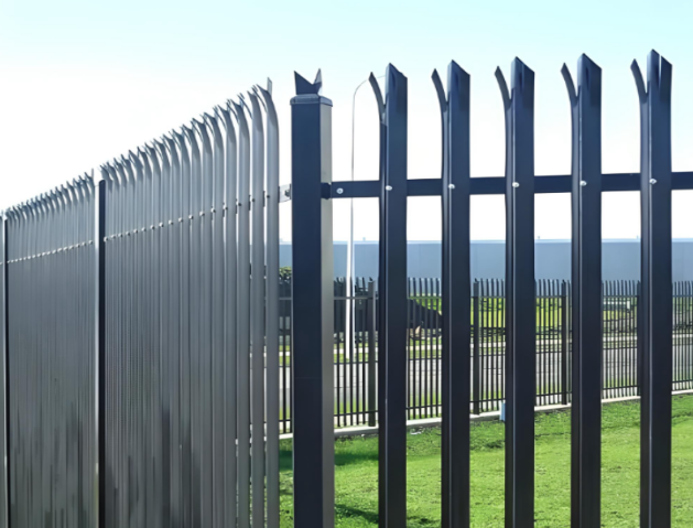 Palisade Fence vs Chain Link Fence: Which One Is Better for Your Project?